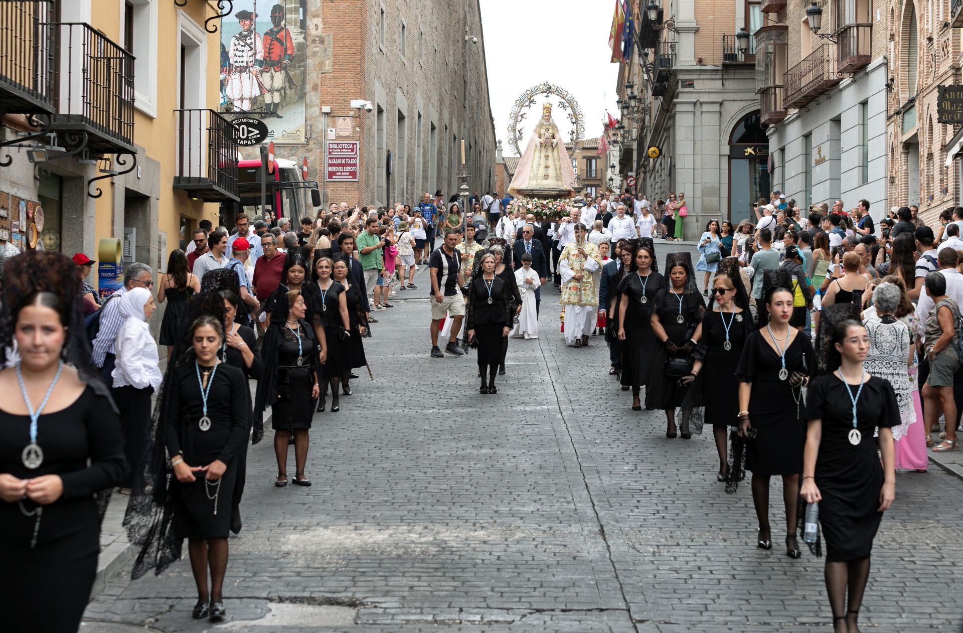 Lluvia de pétalos y fervor popular en Toledo por la Virgen de los Remedios
