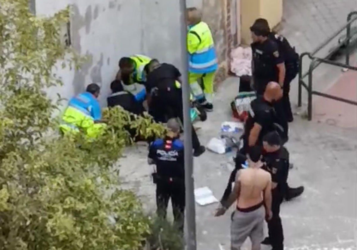 La Policía y el Summa 112 atienden a la víctima