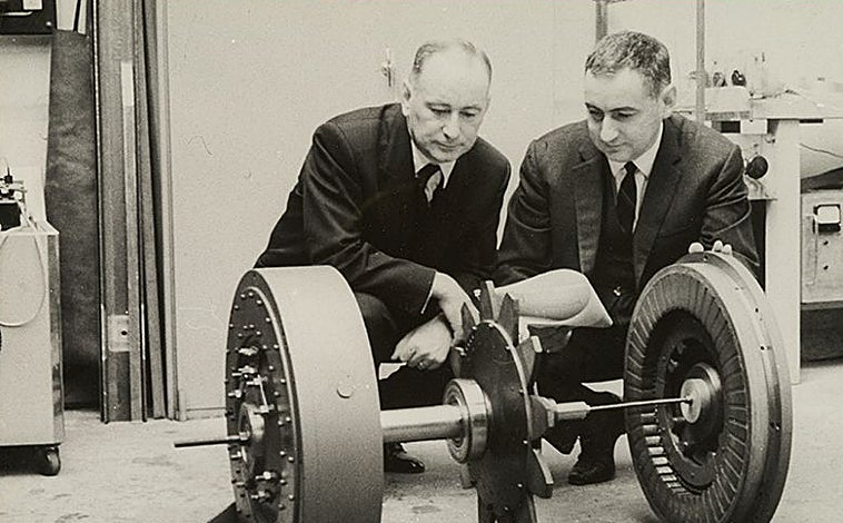 Imagen principal - Arriba, los hermanos Jarret con su prototipo. Abajo, dos imágenes del vehículo eléctrico