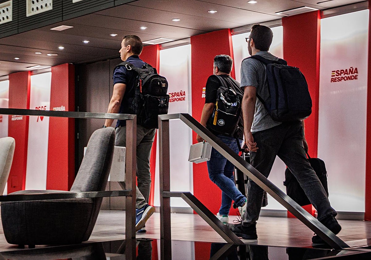Agentes de la UCO entrando el Ferraz el pasado 20 de junio
