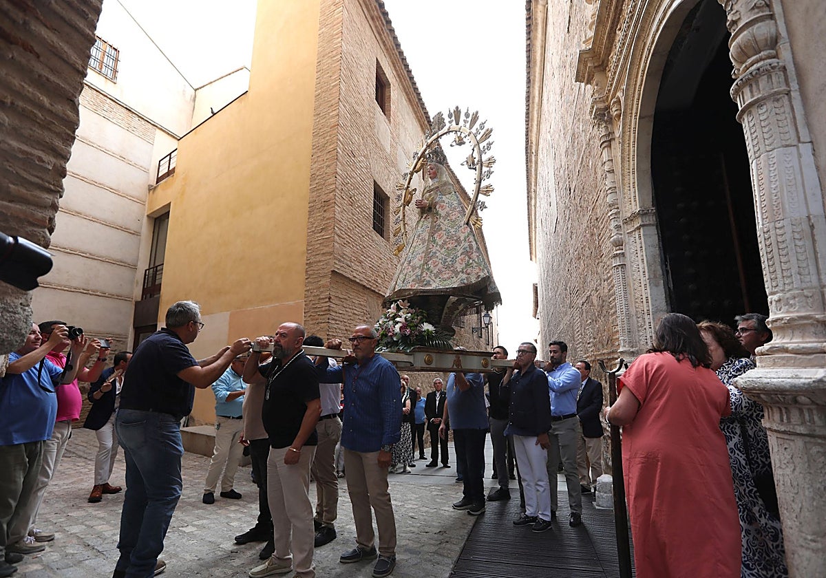 A las siete de la tarde en punto, la Virgen de la Salud se ponía en la calle