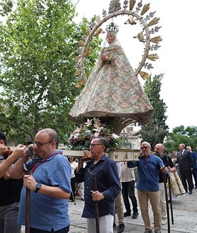 Imagen secundaria 2 - Sobre estas líneas, diferentes momentos de la pequeña procesión de la Virgen de la Salud de San Clemente 