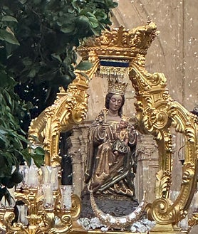 Imagen secundaria 2 - Imágenes de la Virgen de la Victoria recibida por miles de fieles a su salida de la Catedral de Málaga