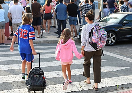 Imagen secundaria 1 - Imágenes del inicio del curso en Toledo con la llegada de alumnos a los centros este lunes 8 de septiembre