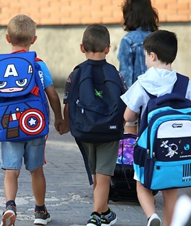 Imagen secundaria 2 - Imágenes del inicio del curso en Toledo con la llegada de alumnos a los centros este lunes 8 de septiembre