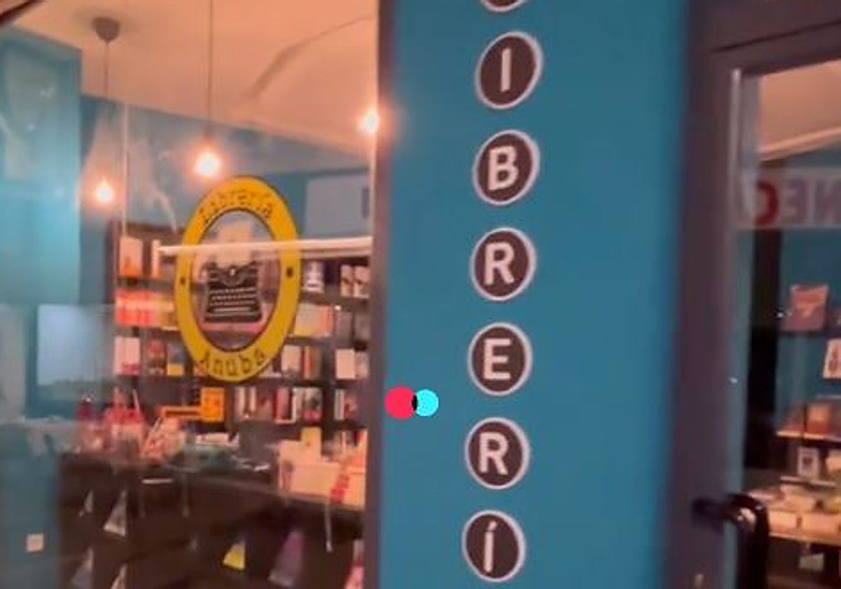 Escaparate de la librería Anüba