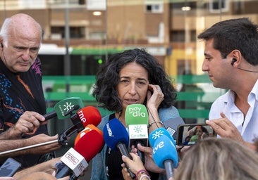 Patricia Ramírez, madre de Gabriel Cruz, atiende a los medios a la salida de los juzgados en Almería