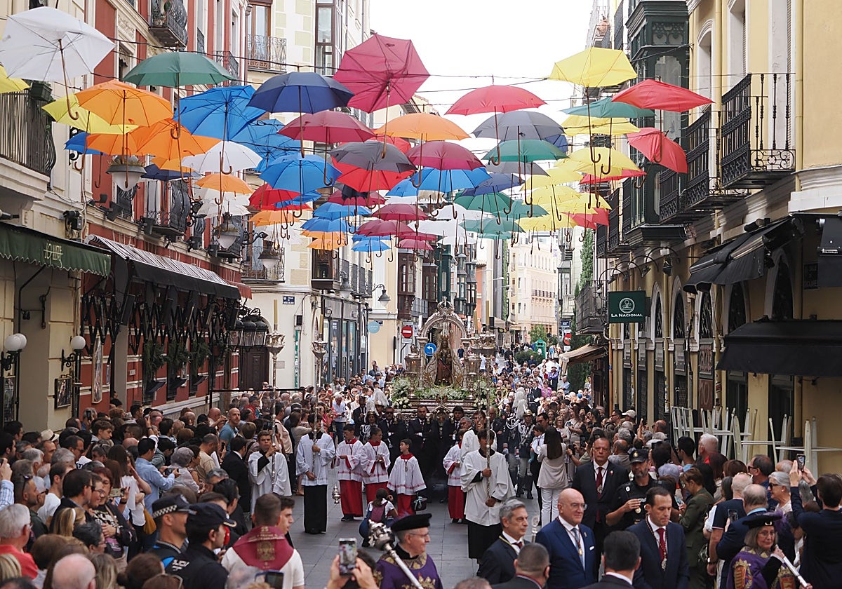 La procesión en honor a la Virgen de San Lorenzo recorre las calles de Valladolid