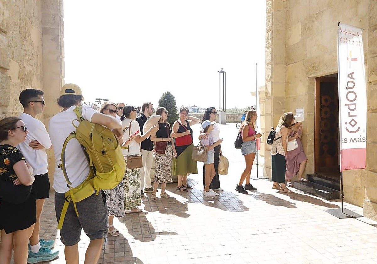 Público en el acceso a la Puerta del Puente