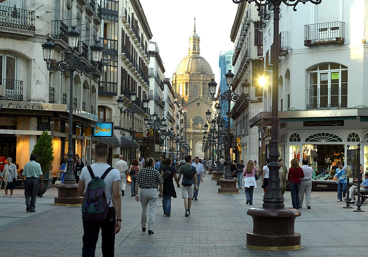 La calle Alfonso I, una de las más transitadas y comerciales de la ciudad, se ha ido a negro