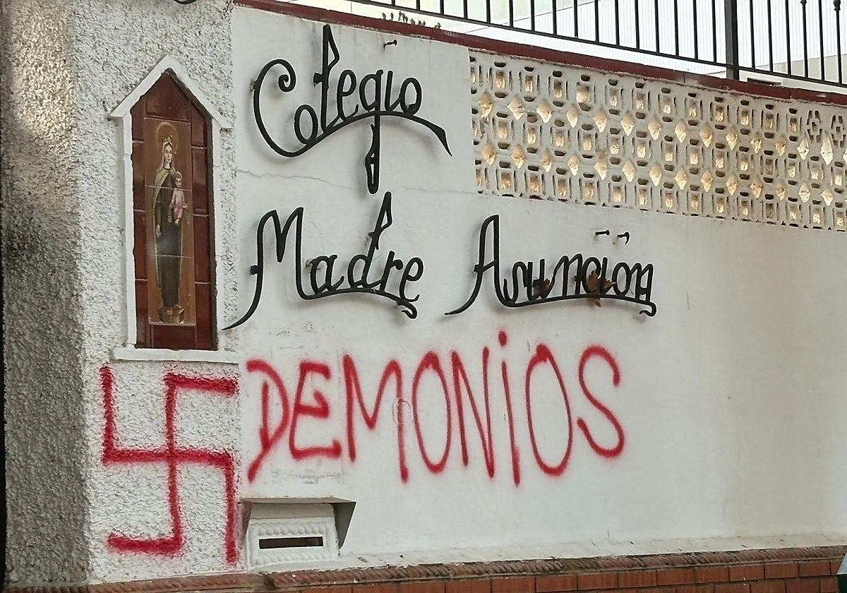 Algunas de las vandálicas pintadas que ya han sido retiradas en el Colegio Madre Asunción