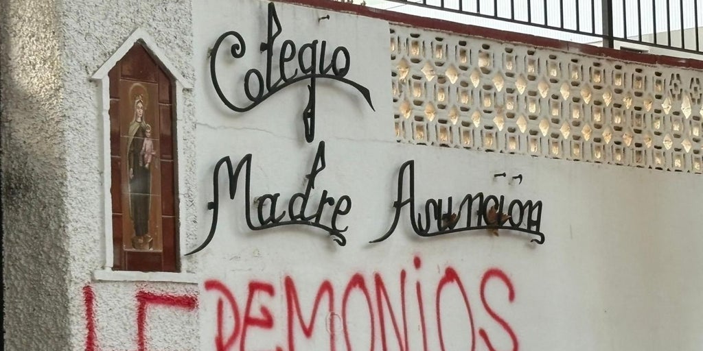 Vandalizan un colegio católico de Málaga con esvásticas e insultos anticlericales: «Os quemaréis en el infierno»
