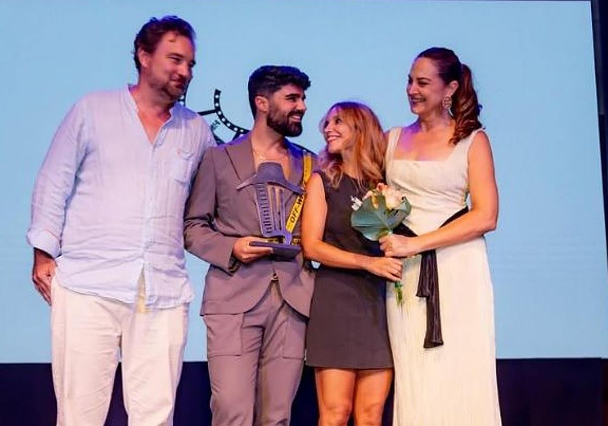 Olivares (en el centro) tras recoger el premio