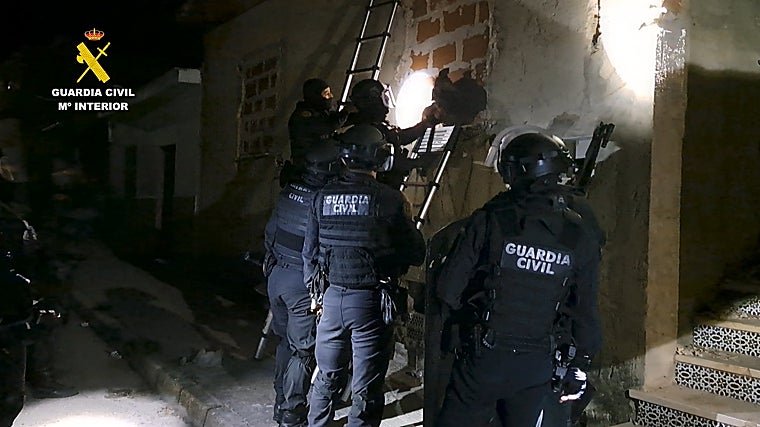 Entrada en la casa fumadero de los traficantes