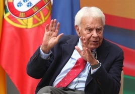 Felipe González asegura que el argumento de Sánchez de no convocar elecciones porque «las ganará la derecha» es «antidemocrático»