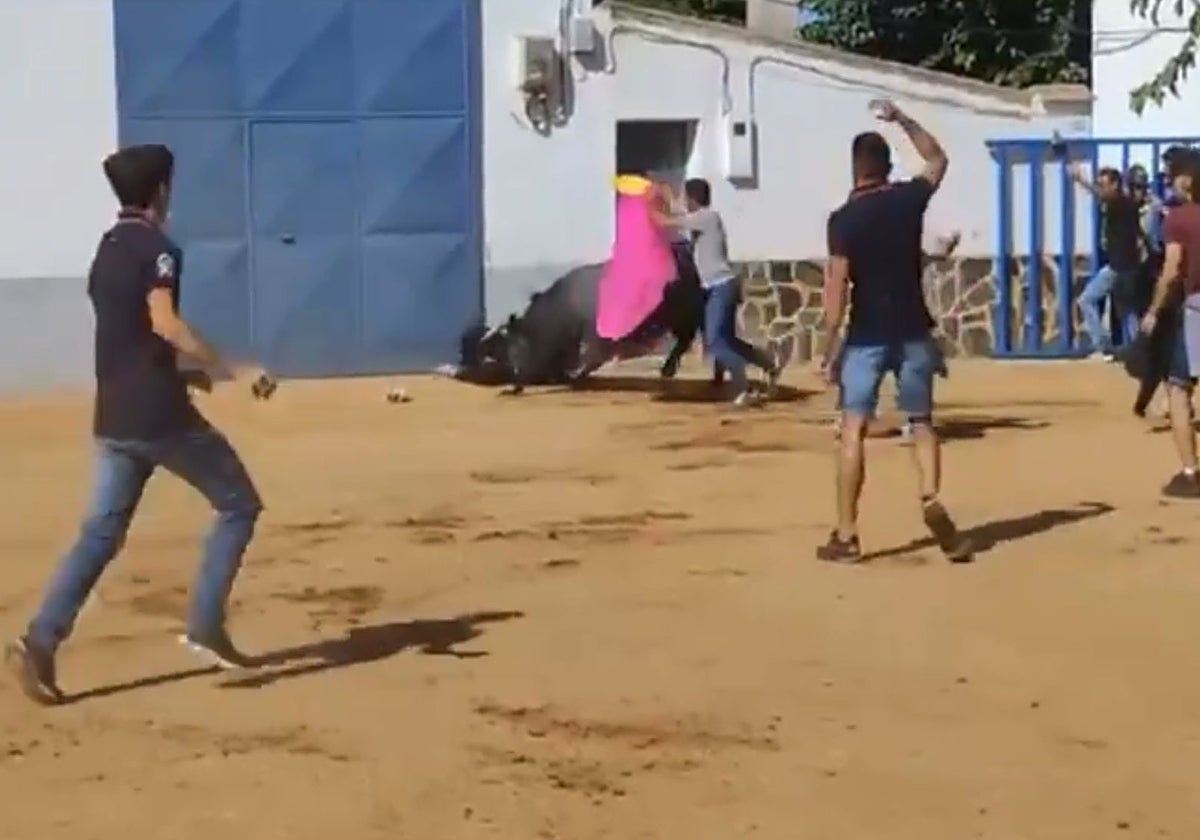 Un joven herido grave al recibir tres cornadas en el segundo encierro de las fiestas de Mocejón