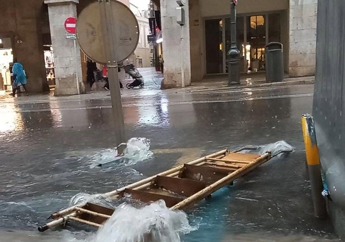 Baleares, en alerta naranja por un temporal que deja vuelos cancelados y tormentas torrenciales
