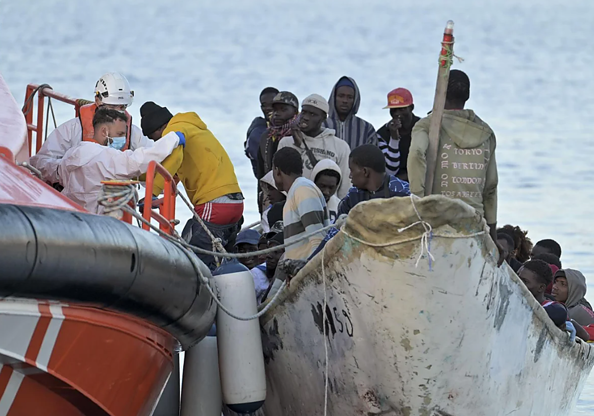 La Salvamar Adhara en el rescate un cayuco con 67 inmigrante efe