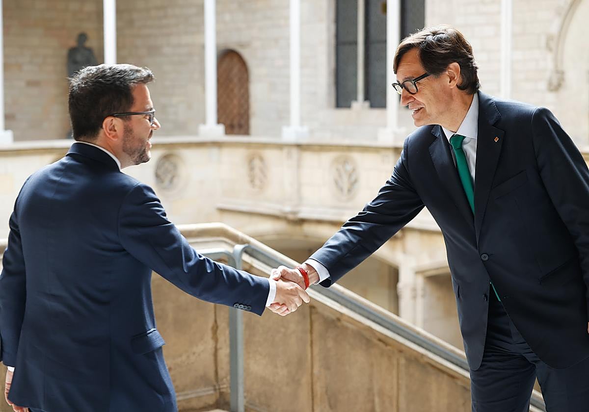 El presidente de la Generalitat Salvador Illa (derecha) saluda al expresidente Pere Aragonés (izquierda)