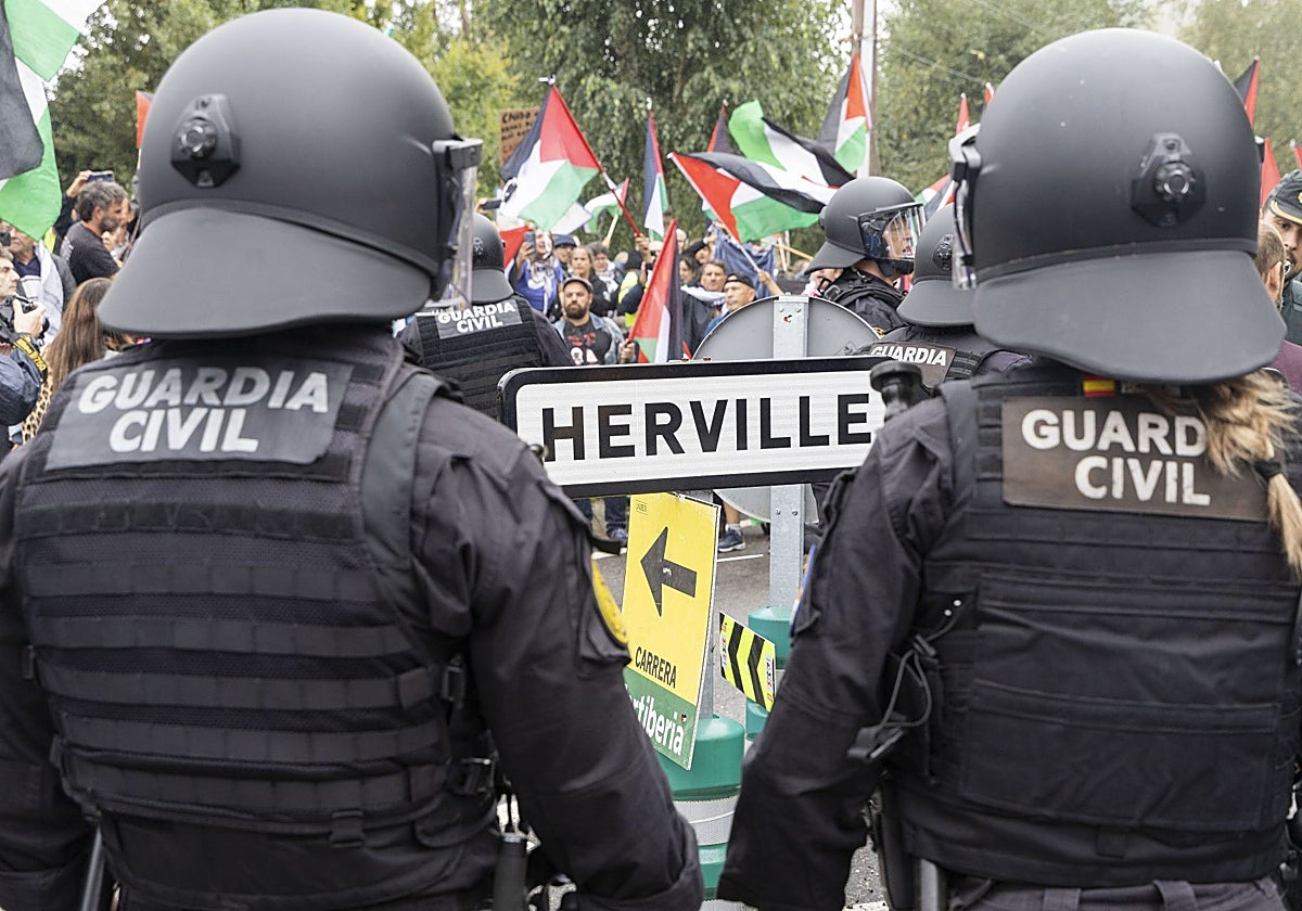 La Guardia Civil, ante los manifestantes propalestinos en la etapa de la Vuelta por Pontevedra