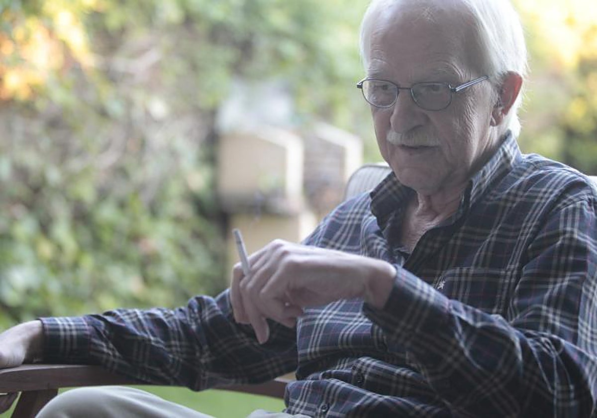 Antonio Escohotado, en su casa