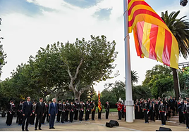 Una 'senyera' de 54 metros cuadrados izada frente al Parlament: primer acto de la Diada