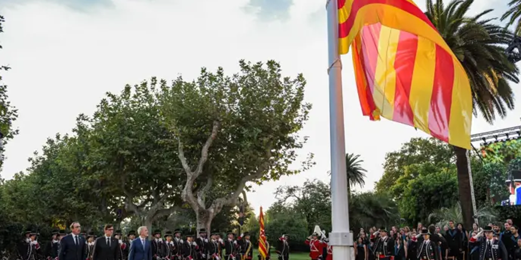 Una 'senyera' de 54 metros cuadrados izada frente al Parlament: primer acto de la Diada