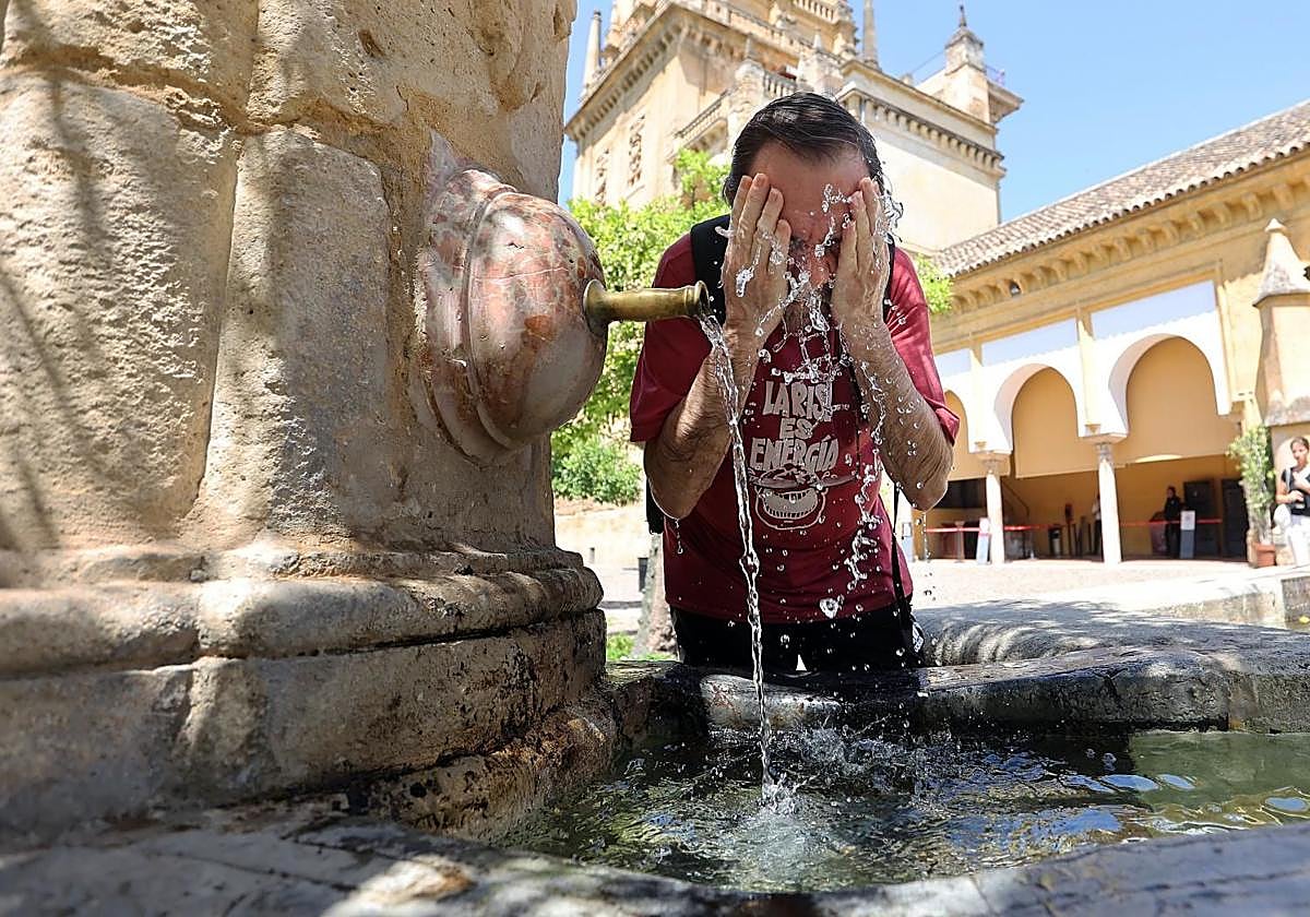 Un hombre se refresca en una fuente del Patio de los Naranjos, en Córdoba capital