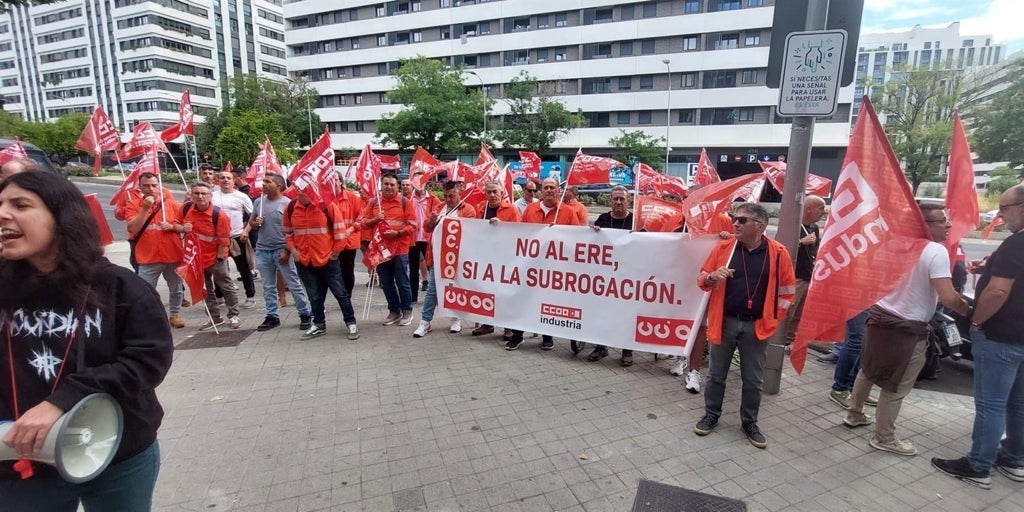 La plantilla de Eserman en Puertollano clama por sus empleos frente a la sede central de Repsol en Madrid