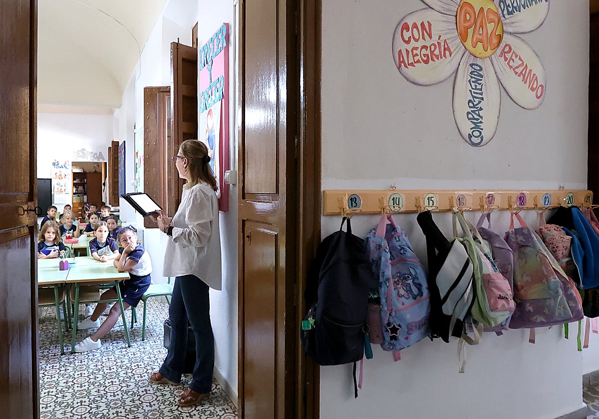Profesora imparte clase a los niños en su primer día de colegio