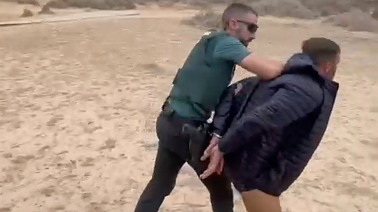 Imágenes de la detención de los ocupantes de una narcolancha en Aguamarga