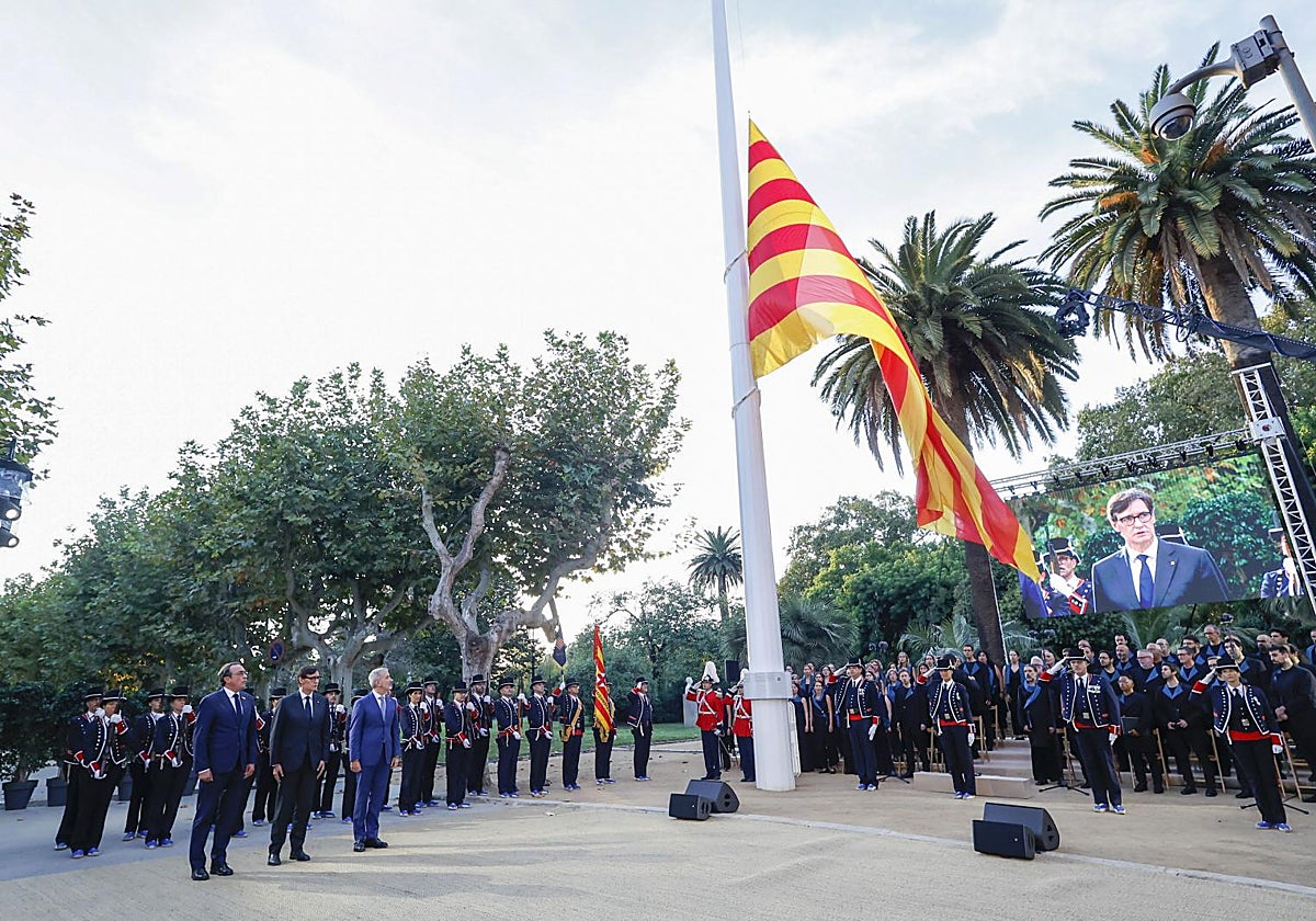 Acto de izada de la 'senyera' ante el Parlament