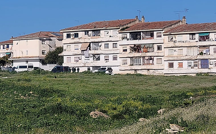 Imagen principal - Aunque las dos zonas más conflictivas de Puente Genil están plenamente identificadas por parte de las Fuerzas y Cuerpos de Seguridad, el temor expresado por su alcalde Sergio Velasco está en el anclaje en nuevos barrios sin conflictos de la ciudad de los mismos clanes que operan en los 'puntos calientes'. En el último año y medio se han multiplicados los episodios muy violentos y las operaciones antidroga que han convertido a este municipio de 30.000 habitantes en flanco del narcotráfico.