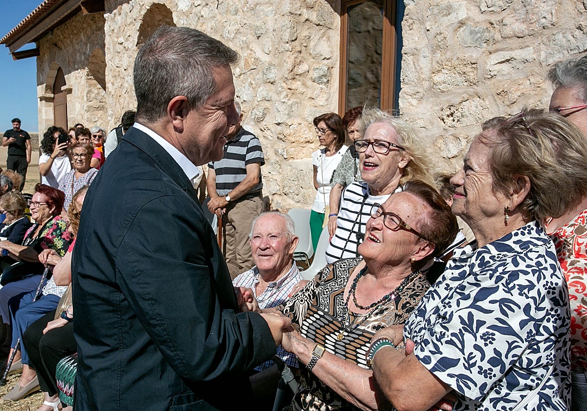 Page saluda a vecinas de Villar de la Encina (Cuenca), que ha visitado este miércoles
