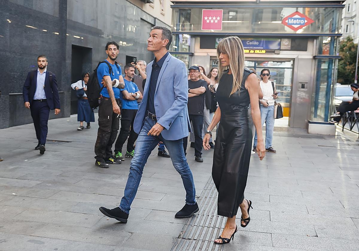 El presidente del Gobierno acude junto a su esposa a la premiere de 'El Cautivo', de Amenábar.