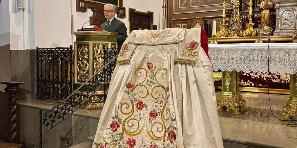 La saya de las Amapolas de la Divina Pastora de Capuchinos de Córdoba recobra colores y volúmenes tras una restauración en Cyrta