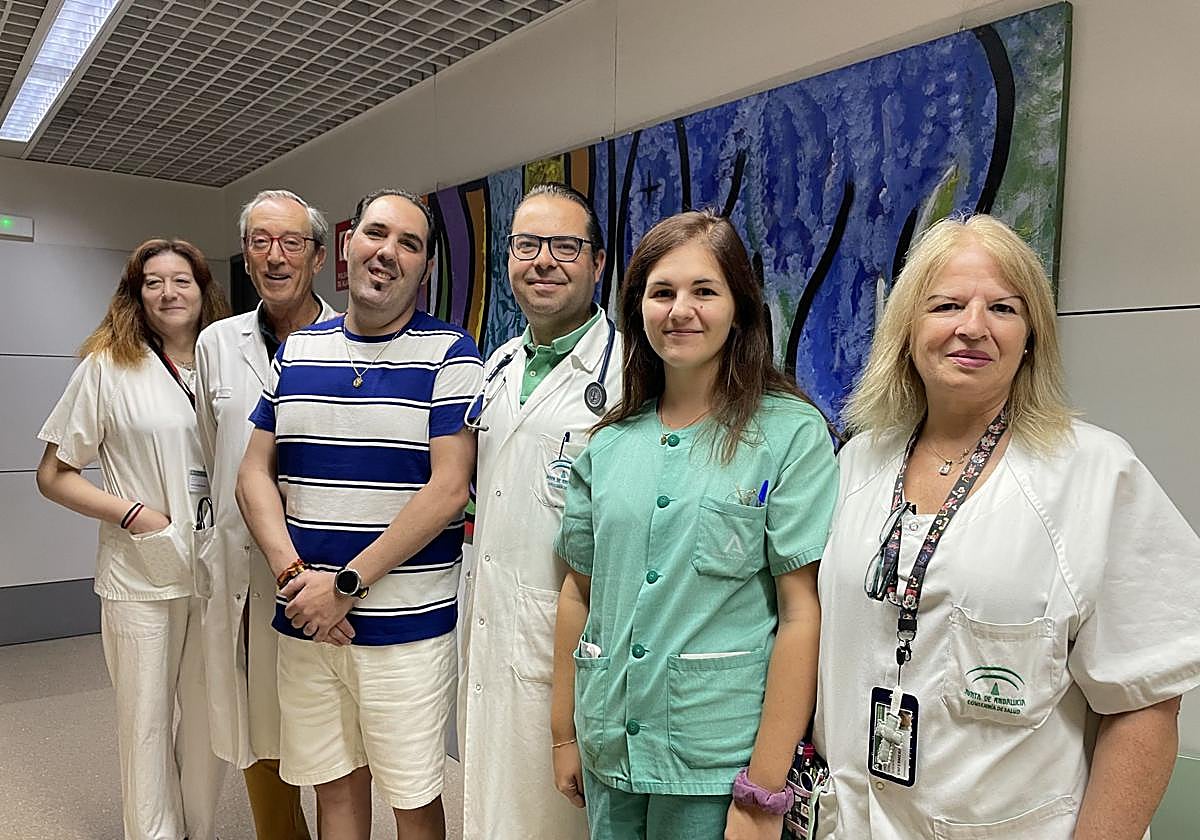 Iván junto al equipo médico que ha participado en su operación