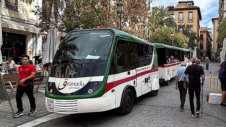 El tren en la Plaza Romanilla, de preferencia peatonal