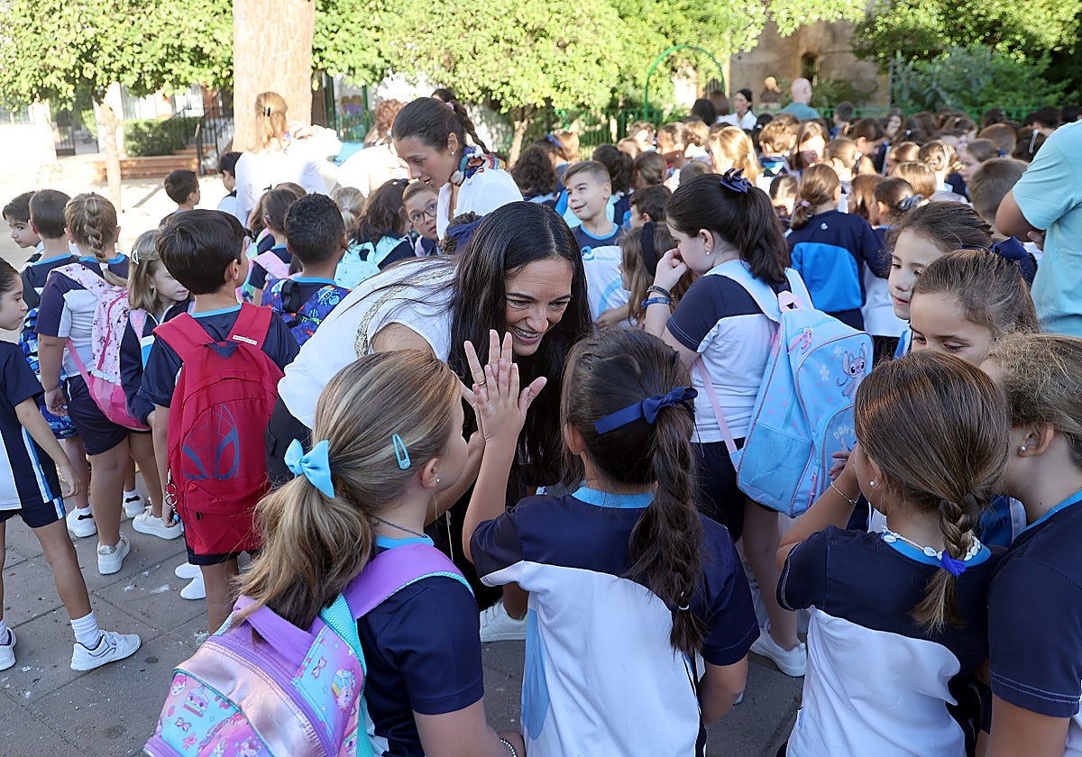 Los niños del Colegio Santa Victoria saludan a su profesora el primer día de clases