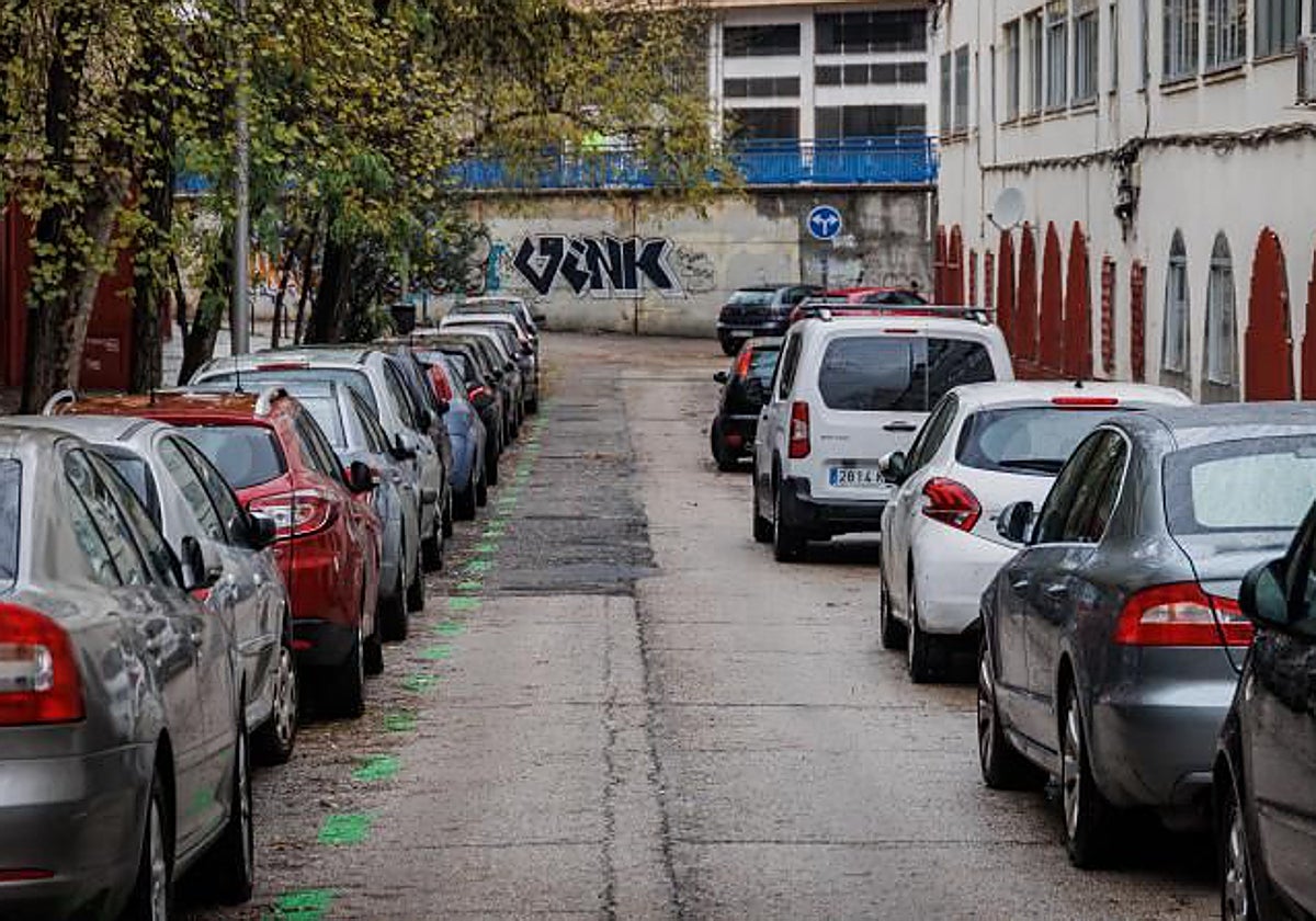Una calle de Madrid con zona verde de estacionamiento