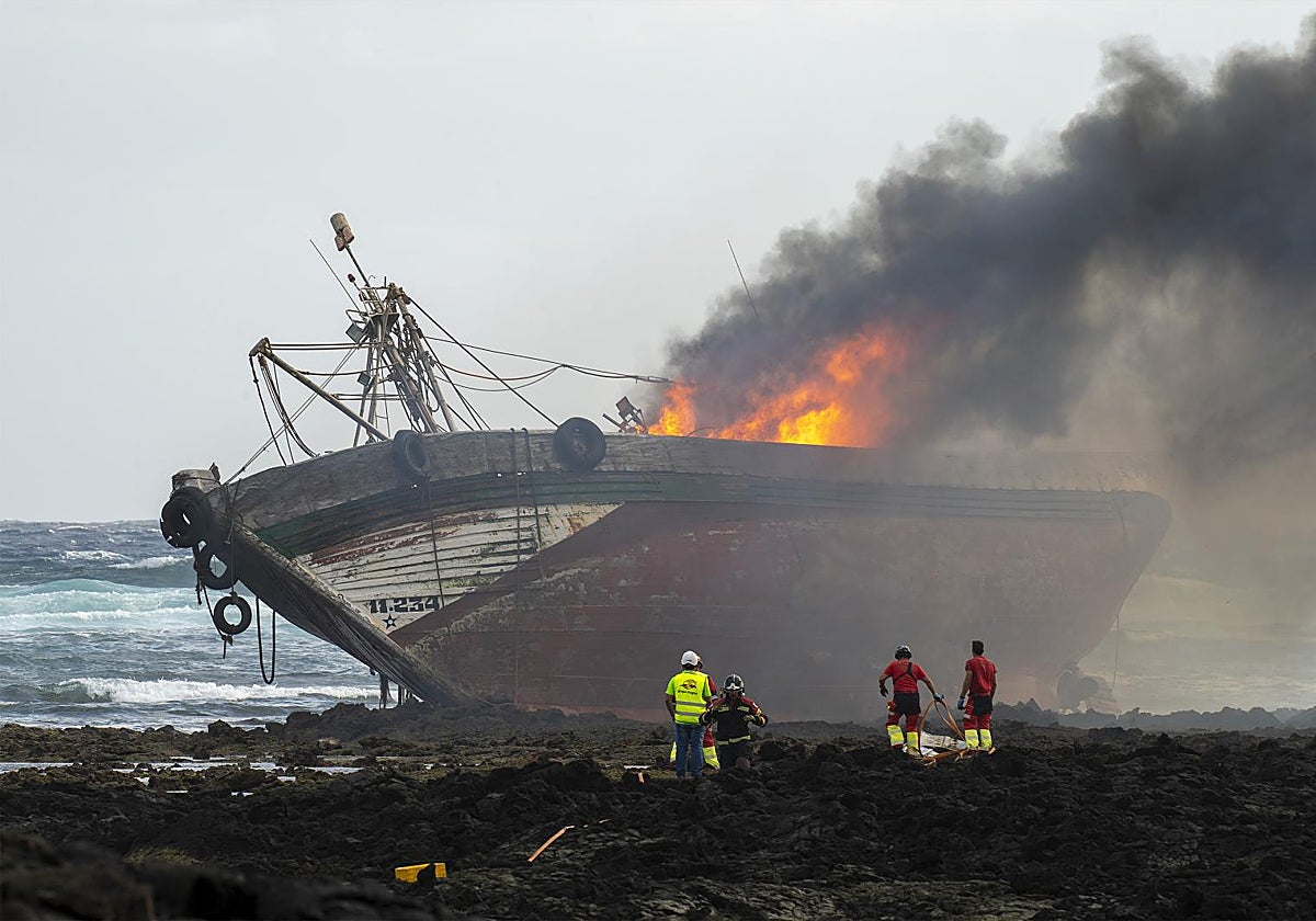 Un pesquero de unos quince metros de eslora ha comenzado a arder tras encallar  en la costa de Órzola