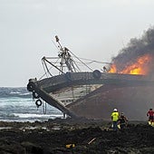 Encalla y se incendia un atunero en la costa de Órzola (Lanzarote) con cinco inmigrantes a bordo