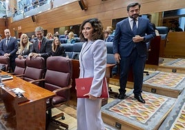 Ayuso abrirá un piso para atender a embarazadas menores y bajará impuestos a los locales con más de 50 años