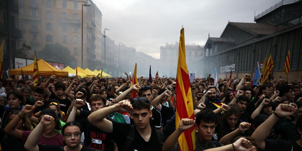 El PSC y el secesionismo confluyen en la Diada por la lengua