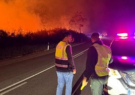 Queda estabilizado el incendio desatado por un camión en Higuera de la Sierra que obliga a cortar la carretera Sevilla-Lisboa