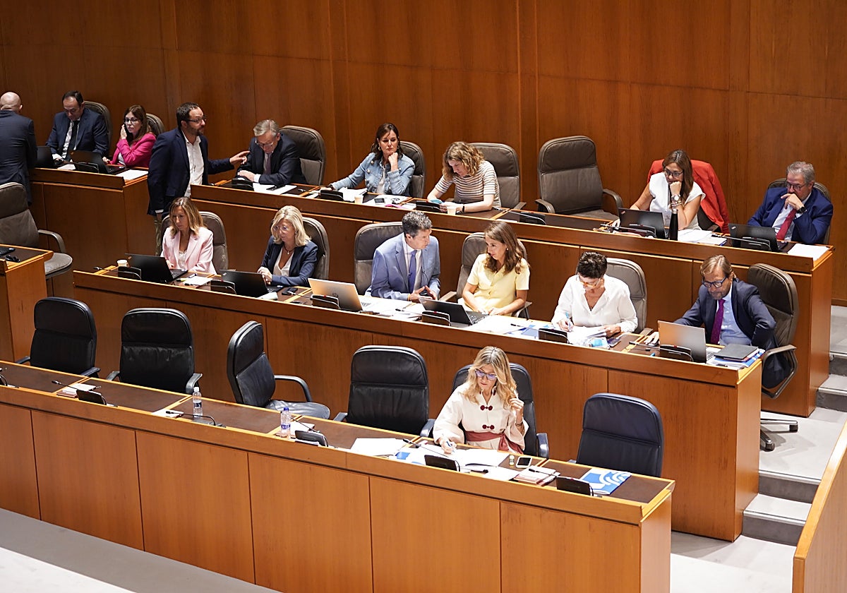 El presidente aragonés no ha acudido al Pleno y eso ha desatado una ola de críticas en la bancada de la oposición