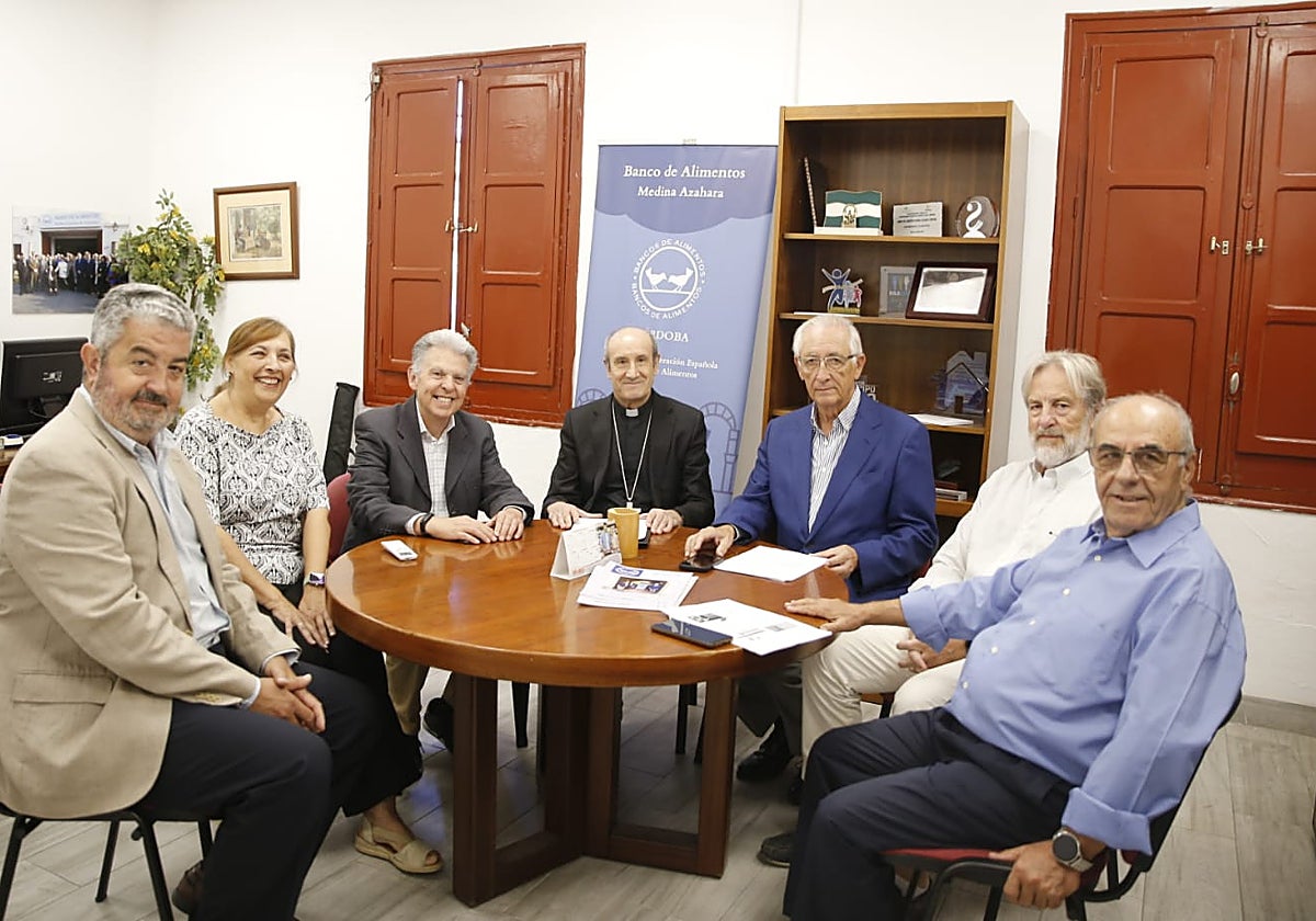 El obispo junto a los responsables del Banco de Alimentos 'Medina Azahara' de Córdoba