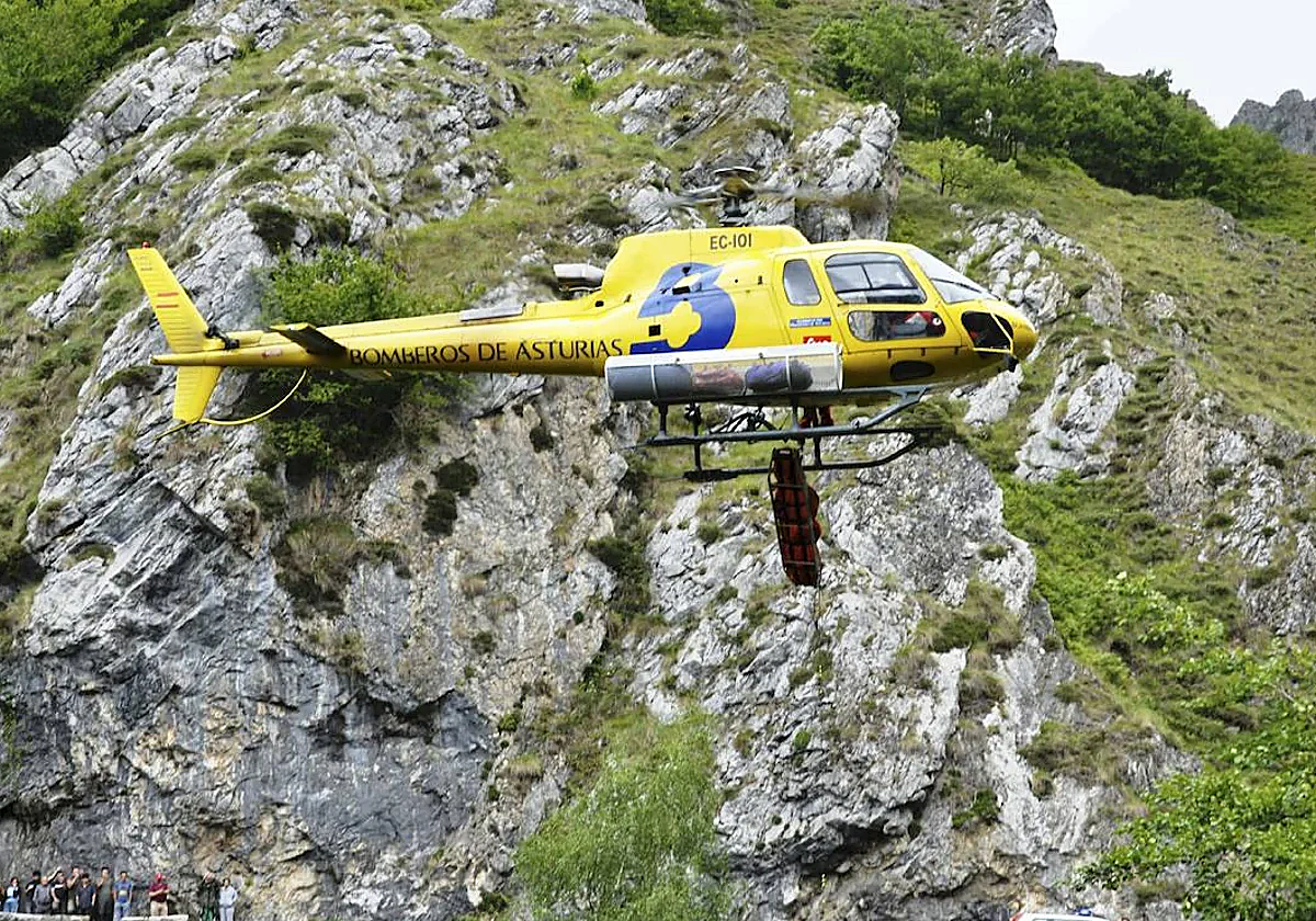Fotografía de archivo de un helicóptero de los bomberos de Asturias