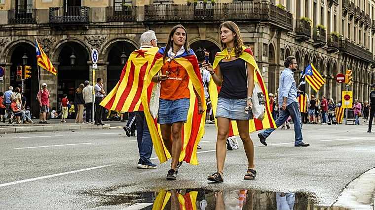 Dos jóvenes, antes de la manifestación de esta tarde
