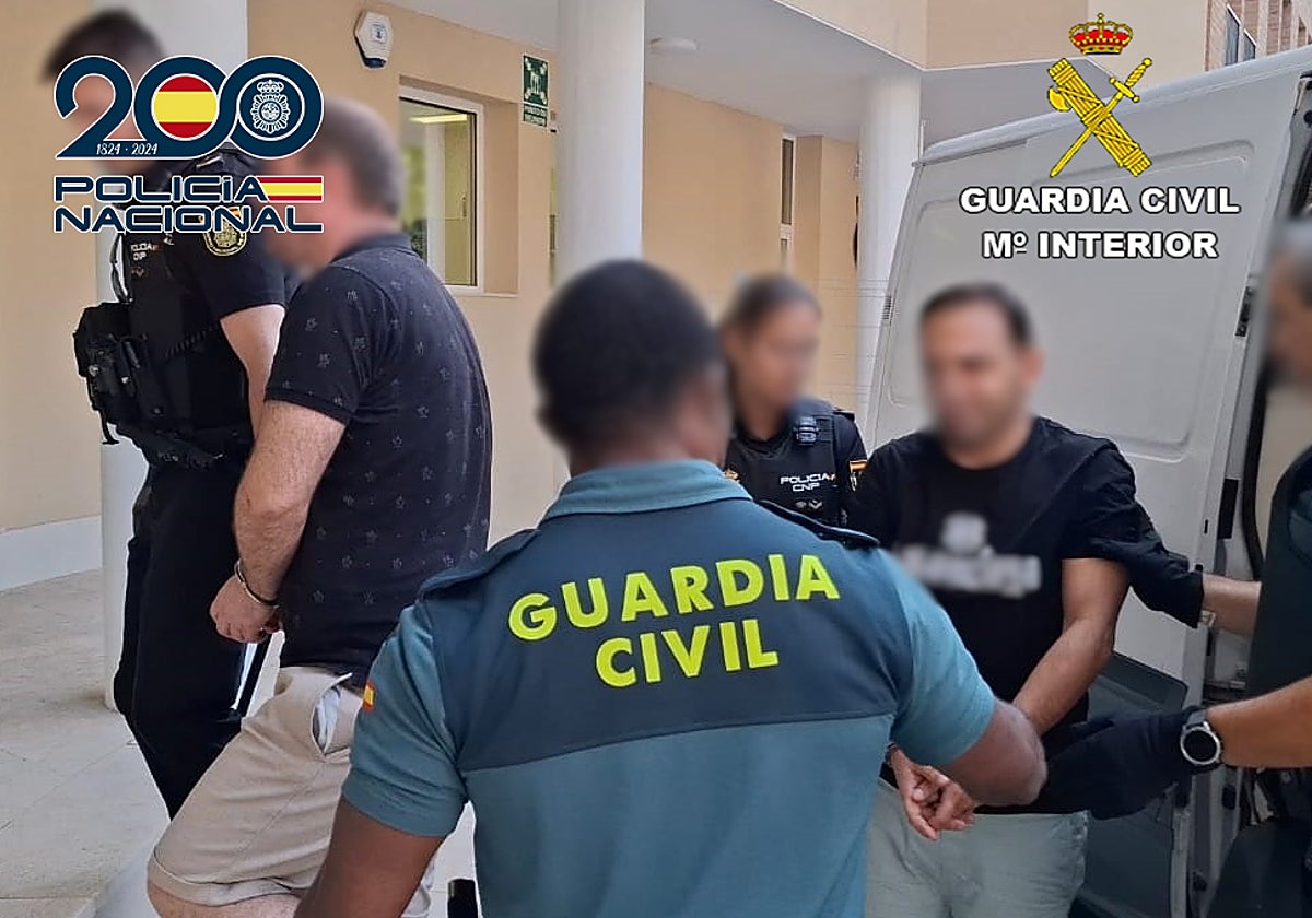 Dos de los tres detenidos llegando a la sede judicial tras ser detenidos